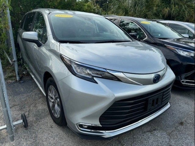 2023 Toyota Sienna XLE