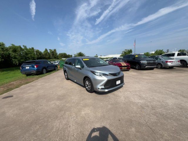 2023 Toyota Sienna XLE