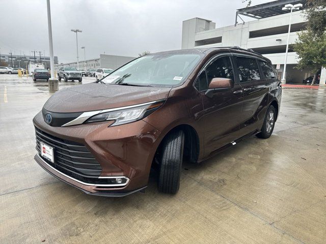 2023 Toyota Sienna XLE