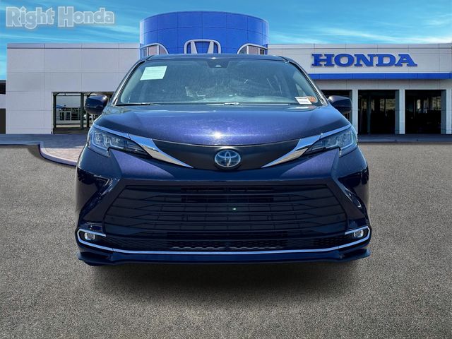 2023 Toyota Sienna XLE