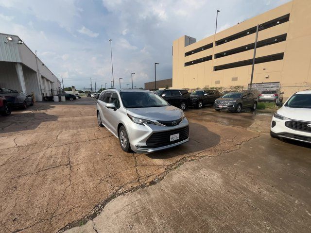 2023 Toyota Sienna XLE