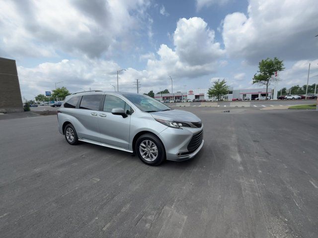 2023 Toyota Sienna XLE