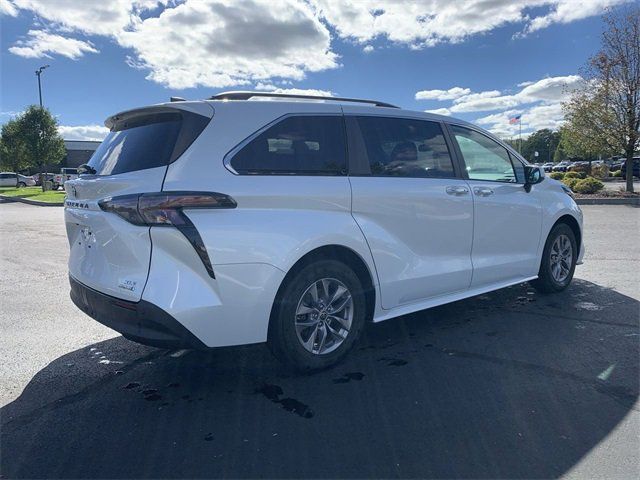 2023 Toyota Sienna XLE