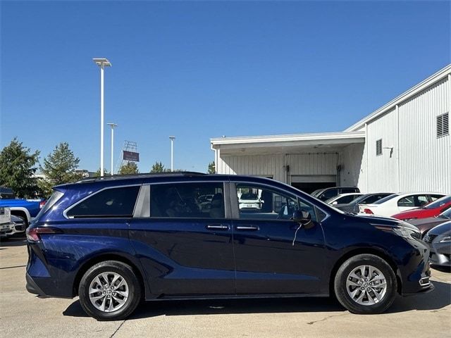 2023 Toyota Sienna XLE