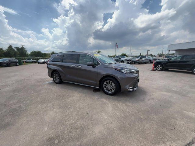 2023 Toyota Sienna XLE