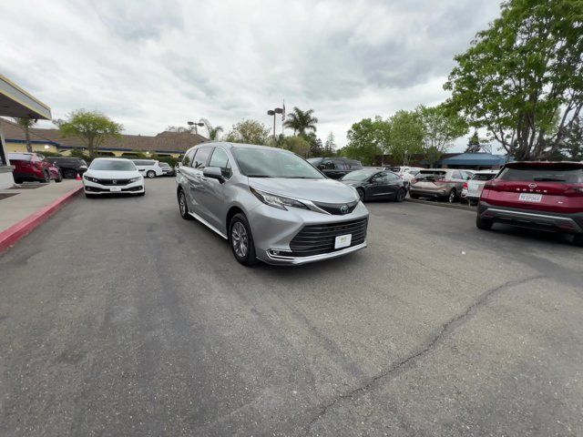 2023 Toyota Sienna XLE