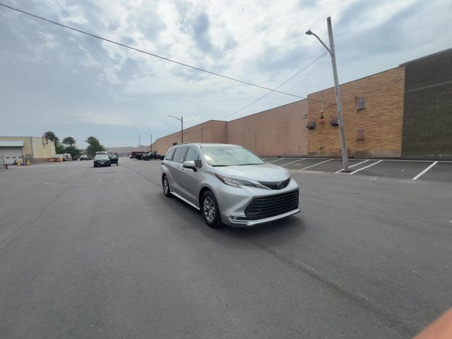 2023 Toyota Sienna XLE