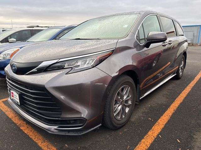 2023 Toyota Sienna LE