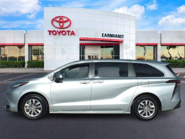 2023 Toyota Sienna LE