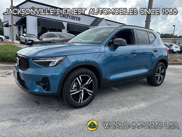 2023 Volvo XC40 Plus Dark Theme