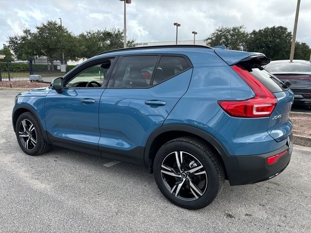 2023 Volvo XC40 Plus Dark Theme