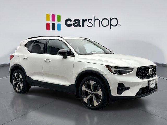 2023 Volvo XC40 Plus Dark Theme