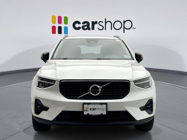 2023 Volvo XC40 Plus Dark Theme