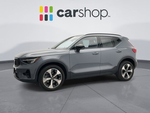 2023 Volvo XC40 Plus Dark Theme