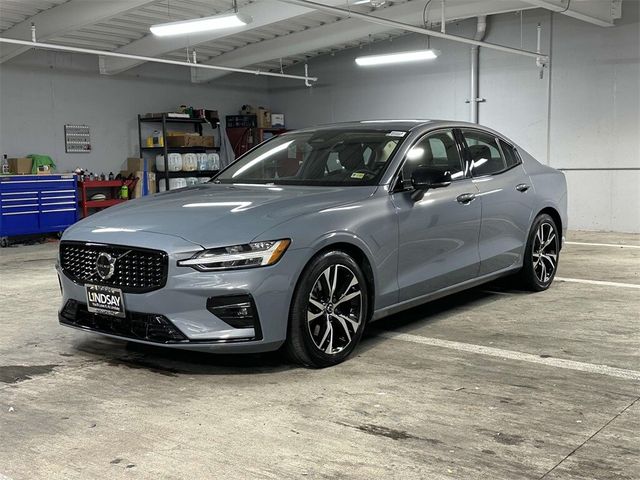 2023 Volvo S60 Plus Dark Theme