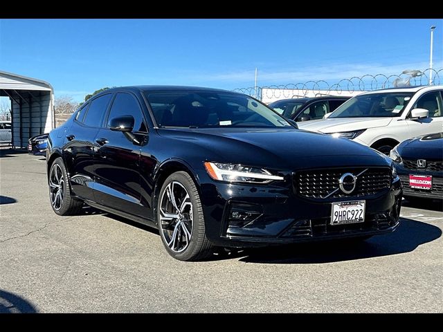 2023 Volvo S60 Core Dark Theme