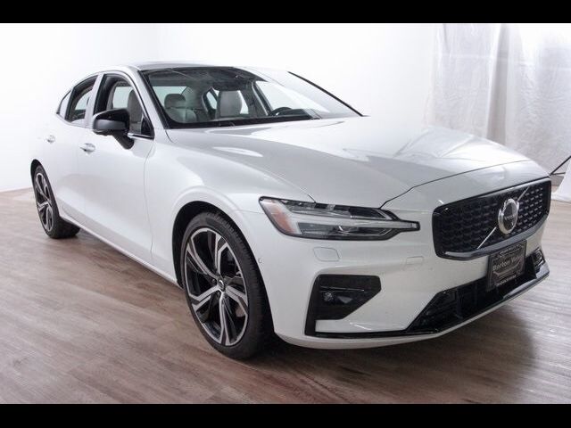 2023 Volvo S60 Plus Dark Theme