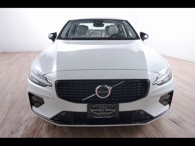 2023 Volvo S60 Plus Dark Theme