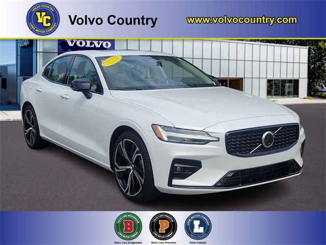 2023 Volvo S60 Plus Dark Theme