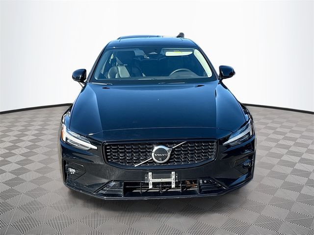 2023 Volvo S60 Plus Dark Theme