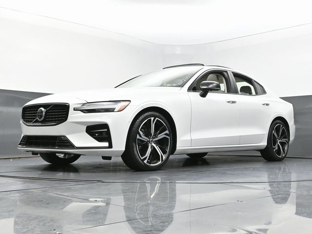 2023 Volvo S60 Plus Dark Theme