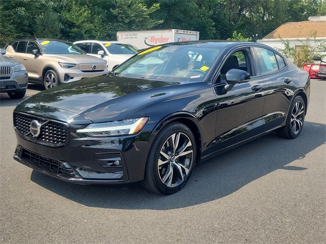 2023 Volvo S60 Plus Dark Theme