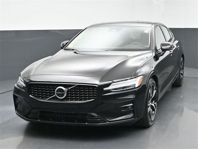 2023 Volvo S60 Plus Dark Theme