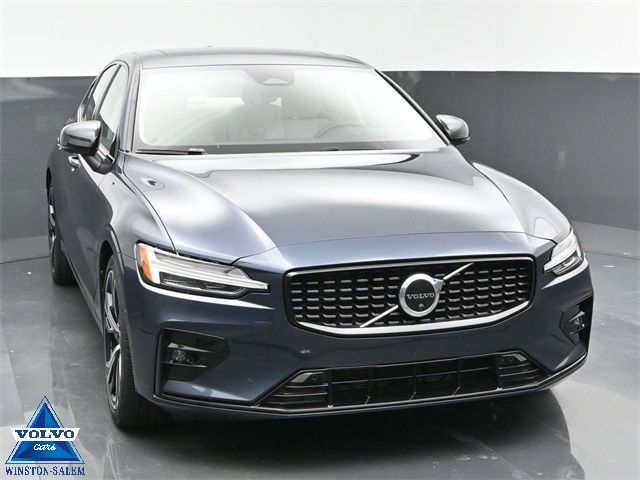 2023 Volvo S60 Plus Dark Theme