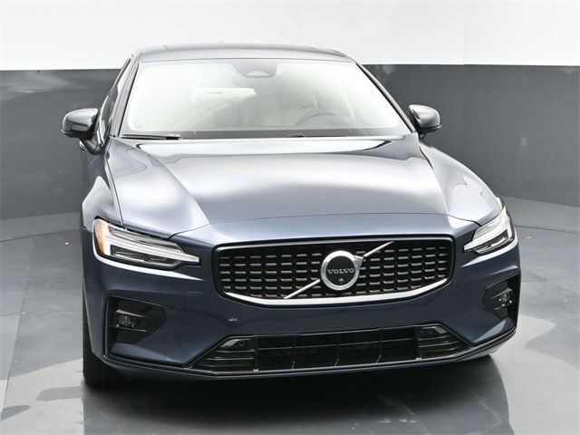 2023 Volvo S60 Plus Dark Theme