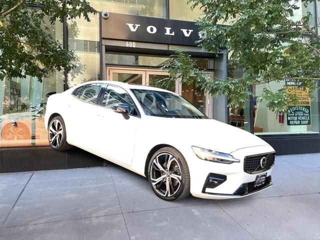 2023 Volvo S60 Plus Dark Theme