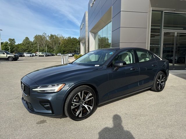 2023 Volvo S60 Plus Dark Theme