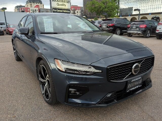 2023 Volvo S60 Plus Dark Theme