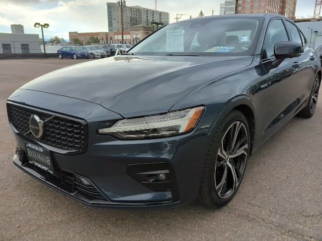 2023 Volvo S60 Plus Dark Theme