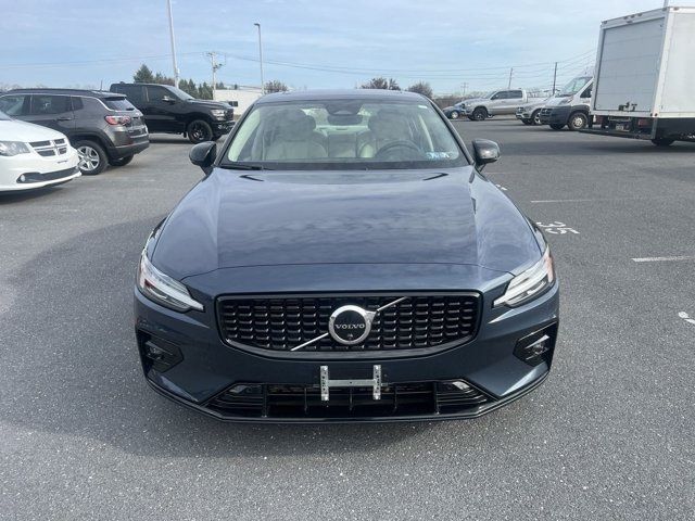 2023 Volvo S60 Plus Dark Theme