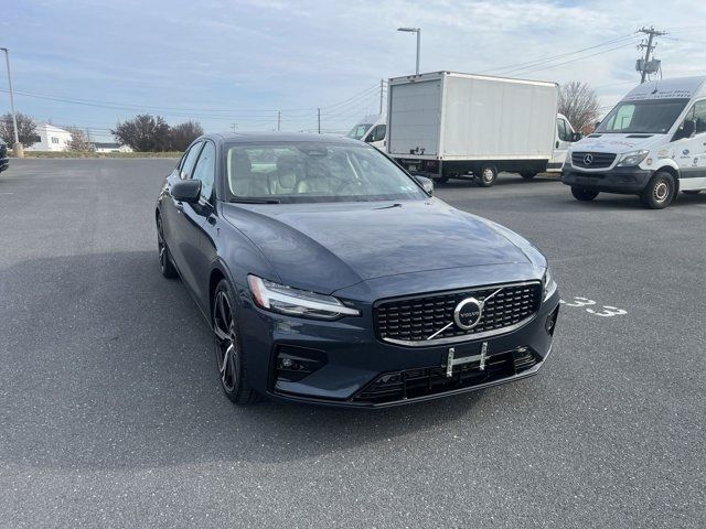 2023 Volvo S60 Plus Dark Theme