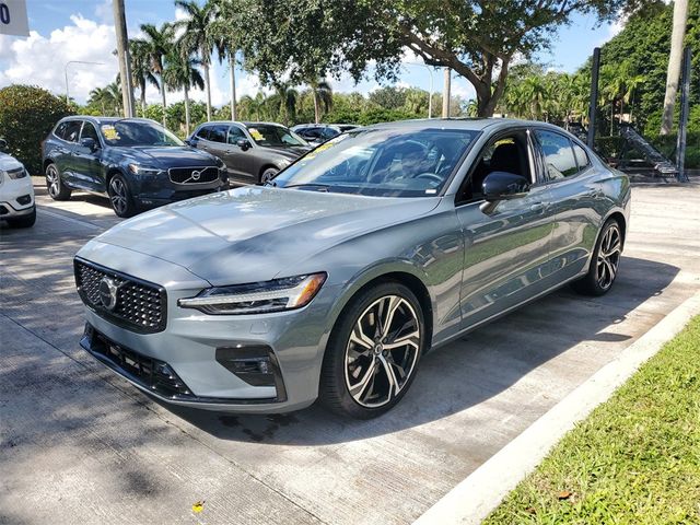 2023 Volvo S60 Plus Dark Theme