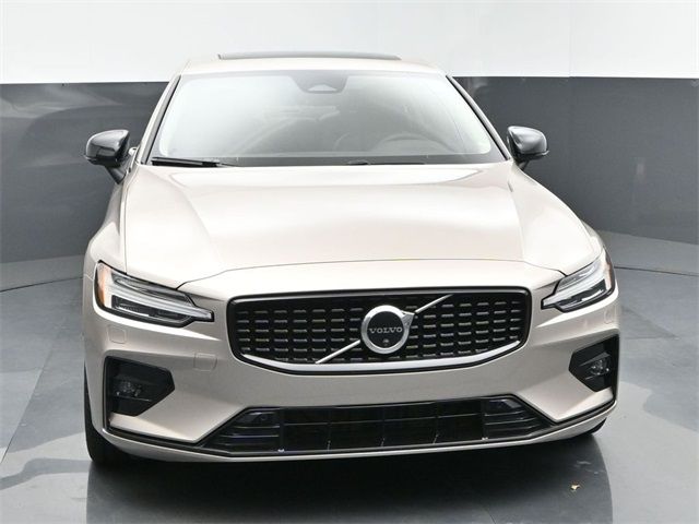 2023 Volvo S60 Plus Dark Theme