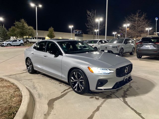 2023 Volvo S60 Plus Dark Theme