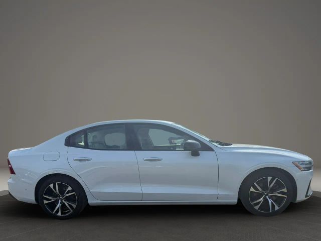 2023 Volvo S60 Plus Dark Theme