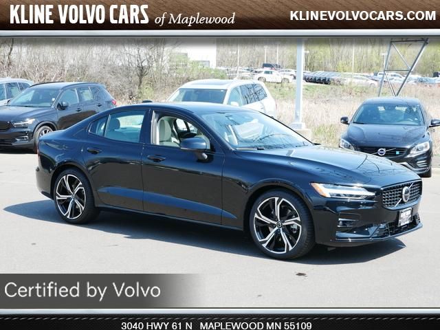 2023 Volvo S60 Plus Dark Theme