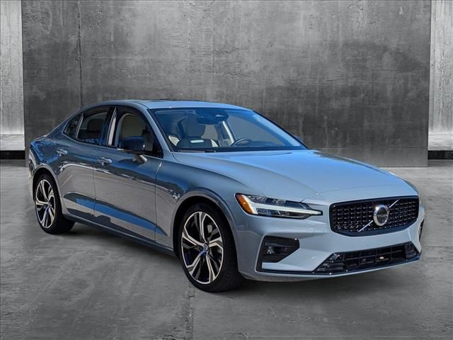 2023 Volvo S60 Plus Dark Theme