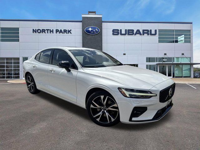 2023 Volvo S60 Plus Dark Theme