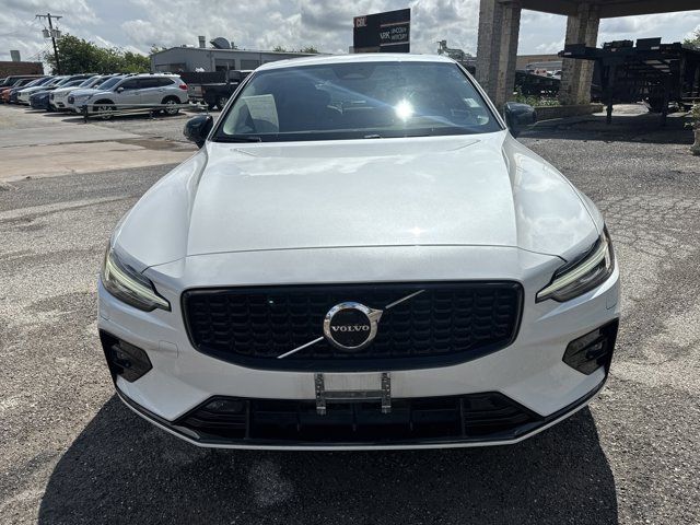 2023 Volvo S60 Plus Dark Theme