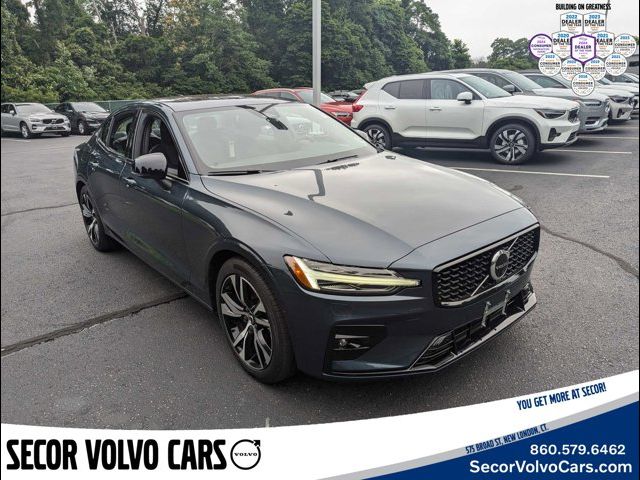 2023 Volvo S60 Plus Dark Theme