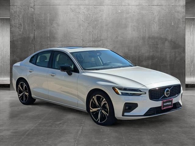 2023 Volvo S60 Plus Dark Theme