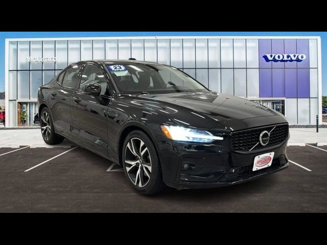 2023 Volvo S60 Plus Dark Theme