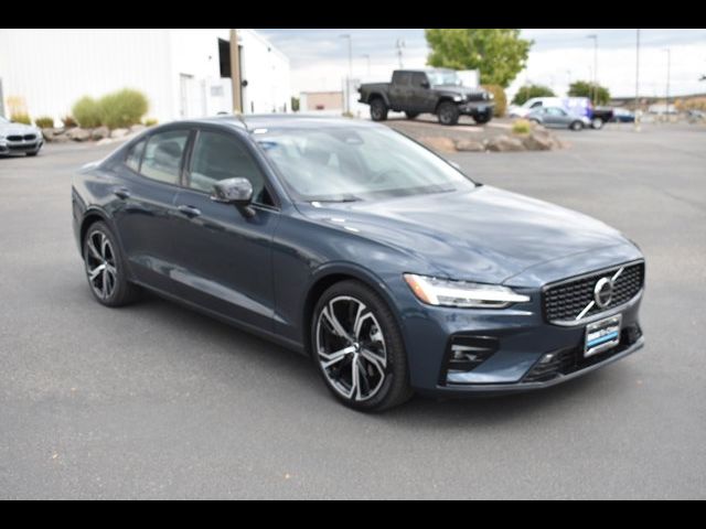 2023 Volvo S60 Plus Dark Theme