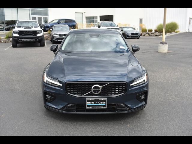 2023 Volvo S60 Plus Dark Theme