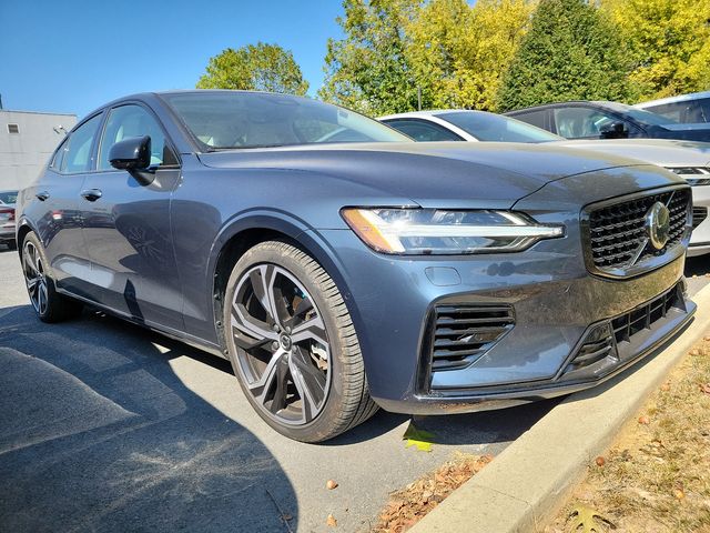 2023 Volvo S60 Recharge Plug-In Hybrid Plus Dark Theme