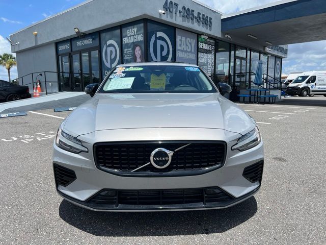 2023 Volvo S60 Recharge Plug-In Hybrid Plus Dark Theme